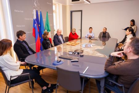 Predaja dobrodelne lesene jelke. Foto: Jaka Ivančič. 